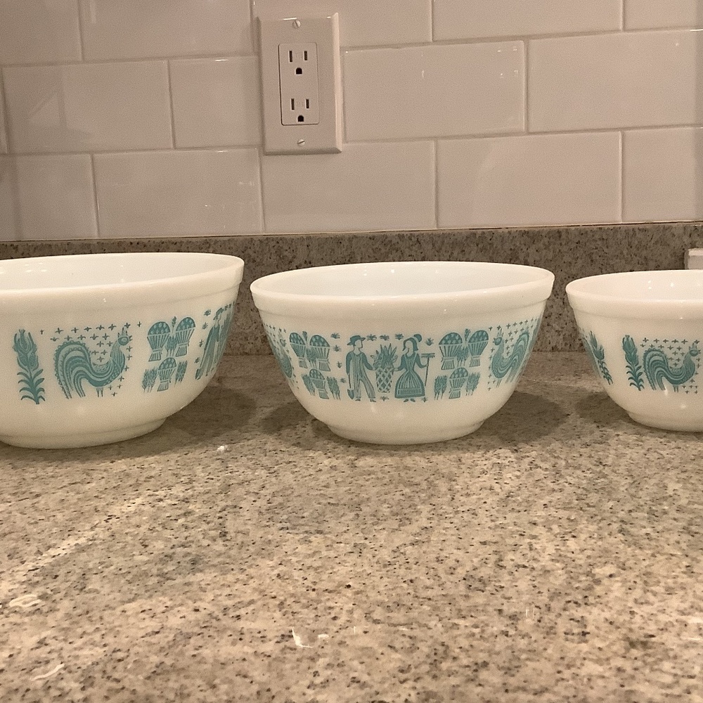 Vintage Pyrex bowls Amish Butterprint